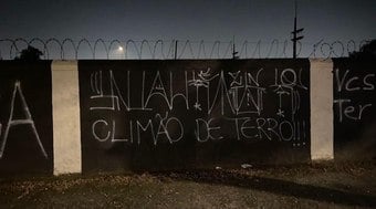 Torcida do Corinthians protesta com pichações e faixas