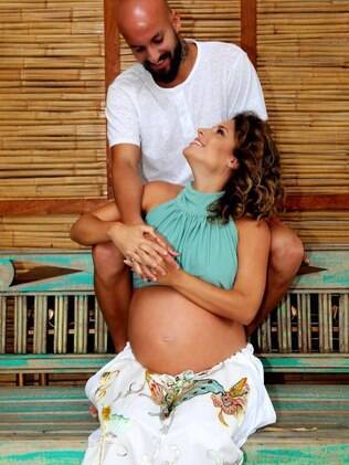 Foto de Maíra Charken e seu marido durante a gravidez