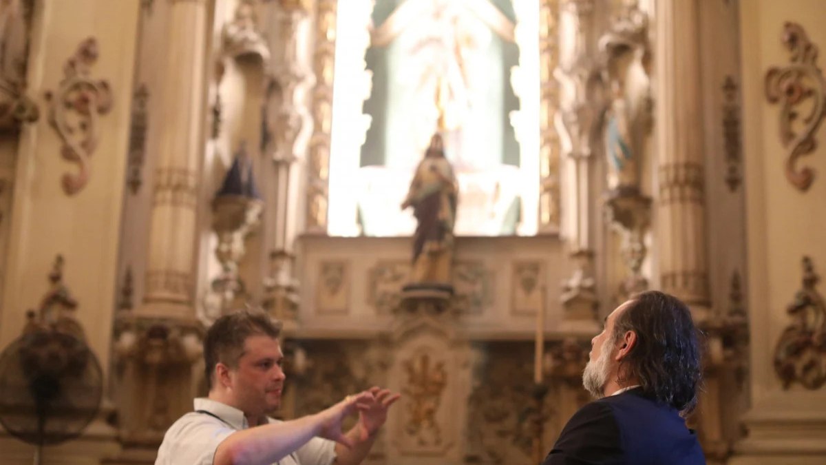 O dirigente da Irmandade, Claudio Andre de Castro, e o empresário Nuno Vasconcellos visitam a Igreja de Nossa Senhora da Lapa dos Mercadores, no Centro do Rio