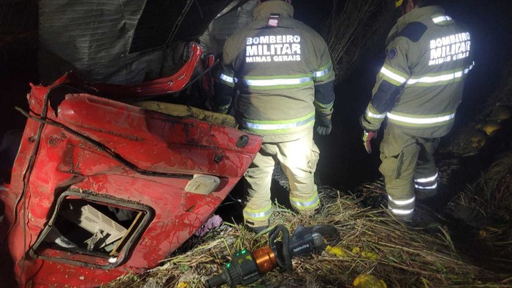 Motorista%20morre%20ap%C3%B3s%20capotamento%20de%20caminh%C3%A3o%20na%20BR-251%2C%20em%20MG