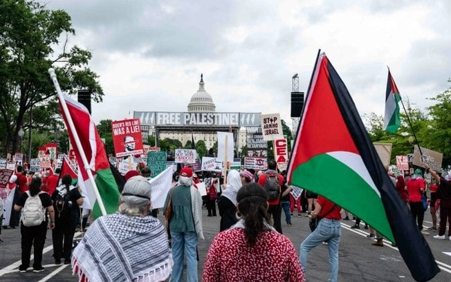 Manifestantes pró-palestina protestam perto do Capitólio dos EUA antes de o primeiro-ministro israelense Benjamin Netanyahu discursar