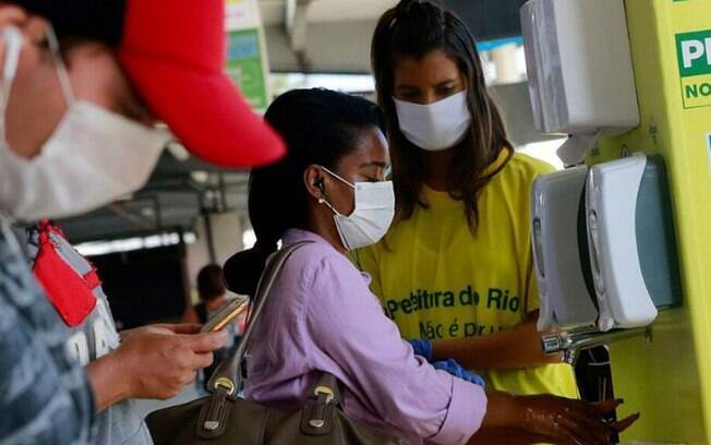 Sair nas ruas de máscara se tornou obrigatório no Rio de Janeiro