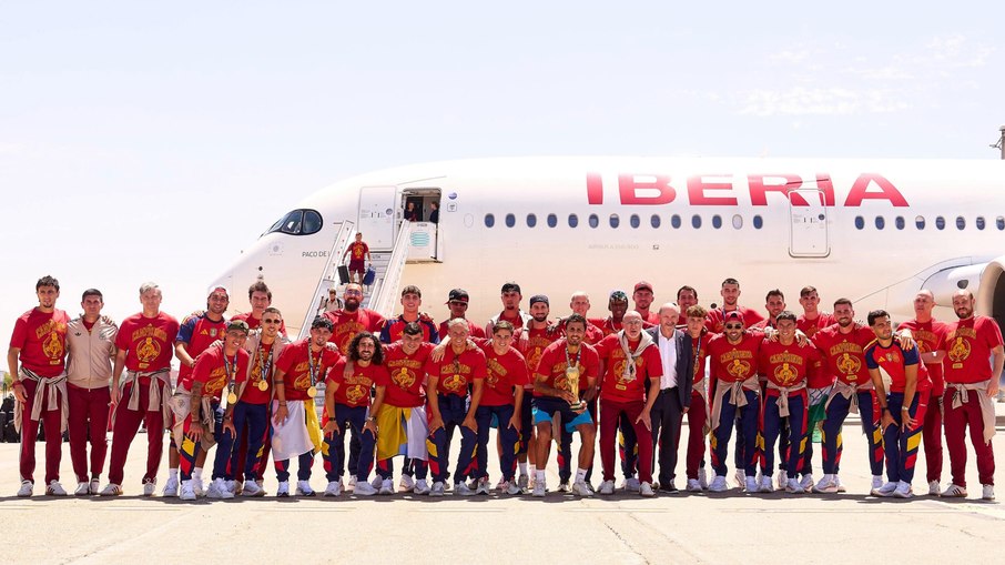 Espanha desembarca em Madrid com a taça da Copa do Mundo Espanha desembarca em Madrid com a taça da Copa do Mundo