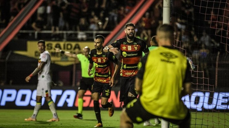 Em jogo da taça, Vitória faz a festa da torcida e complica Sport na Série B