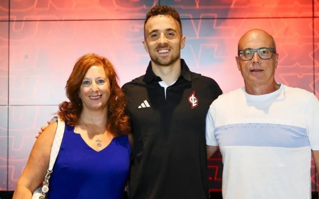 Diogo Jota ao lado dos pais, Isabel e Joaquim Diogo Jota ao lado dos pais, Isabel e Joaquim