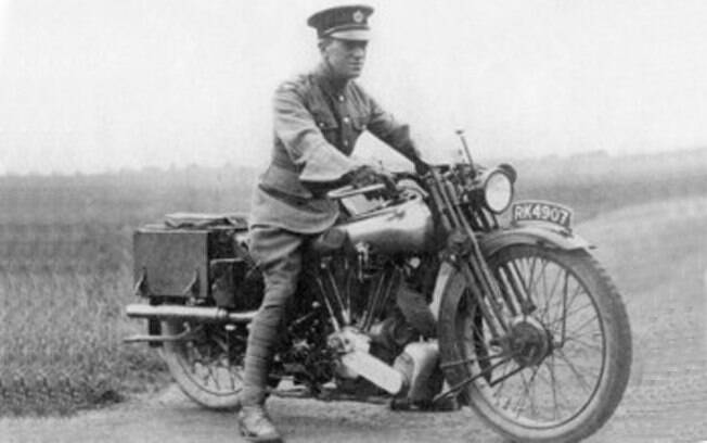 O tenente Thomas Edward Lawrence e sua Brough Superior SS100 de 1932