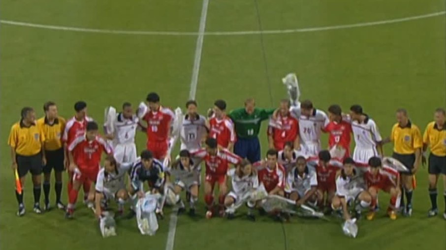 Jogadores de Irã e Estados Unidos trocam flores e posam para foto antes da partida pela Copa do Mundo de 1998