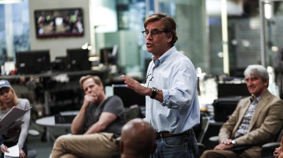 Aaron Sorkin conversando com o elenco de The Newsroom