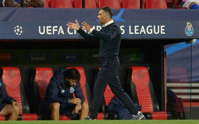 Carro de família de treinador do Porto é apedrejado após derrota em casa na Champions League