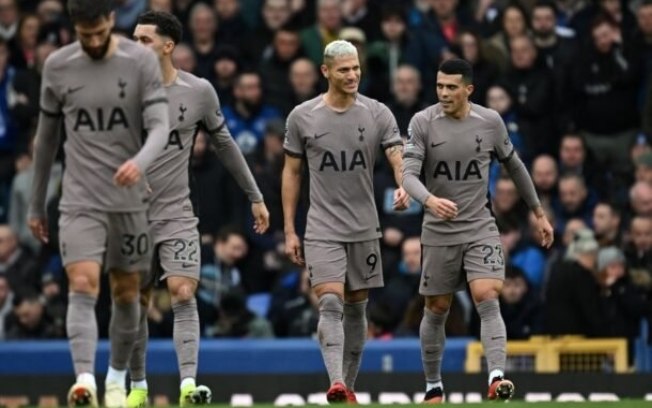 Richarlison celebra o seu primeiro gol para o Tottenham no duelo contra o Everton
