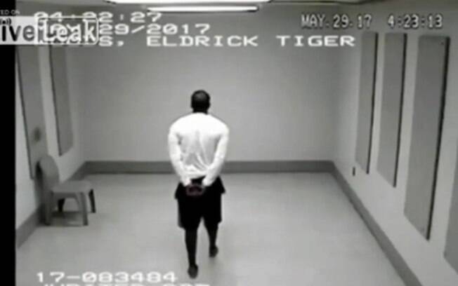 Tiger Woods aparece algemado em vídeo liberado pela polícia