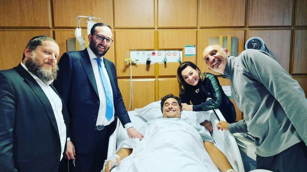 Luciano Szafir aparece em foto após cirurgia
