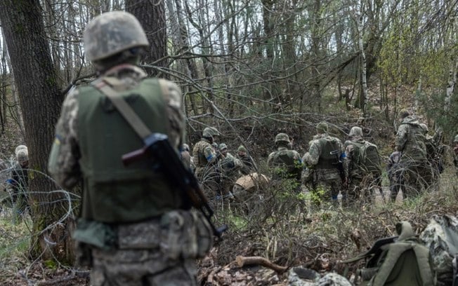 Soldados ucranianos se preparam para treinamento com militares franceses em um complexo em local não revelado na Polônia, em 4 de abril de 2024