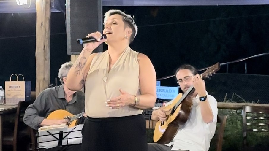 Fadista Ana Carla Lemos canta na festa do 'chef das celebs' Olivardo Saqui