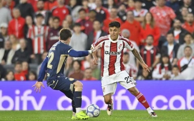 Thiago Almada foi recebido com festa pela torcida do River Plate