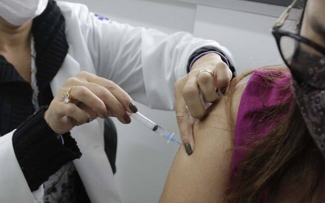 País chega a 51% da população com vacinação completa contra a covid-19