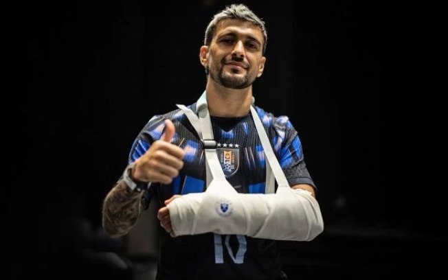 Arrascaeta aparece de tipoia em publicação da Celeste Olímpica