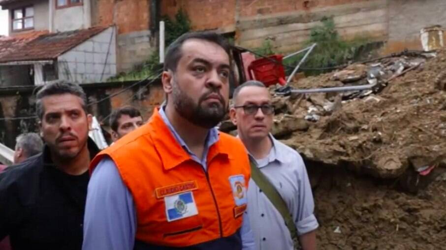 Governador Cláudio Castro percorre áreas destruídas pela tempestade em Petrópolis