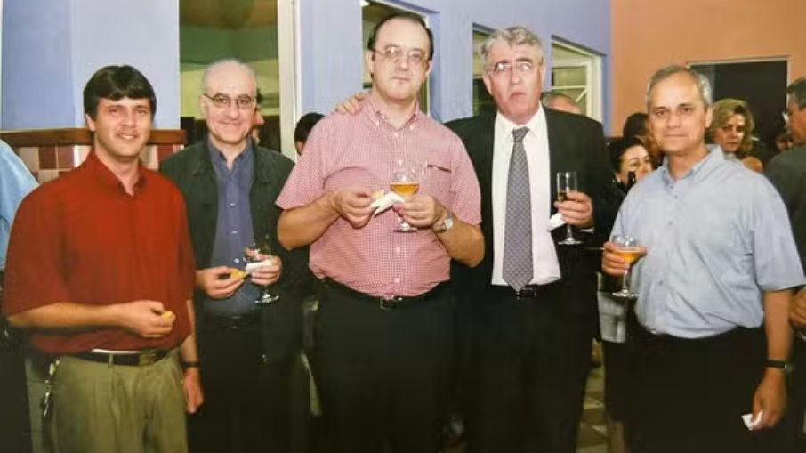 Robert Prevost, à direita de camisa clara, em BH na festa dos 70 anos do Colégio Santo Agostinho, em 2004 Robert Prevost, à direita de camisa clara, em BH na festa dos 70 anos do Colégio Santo Agostinho, em 2004