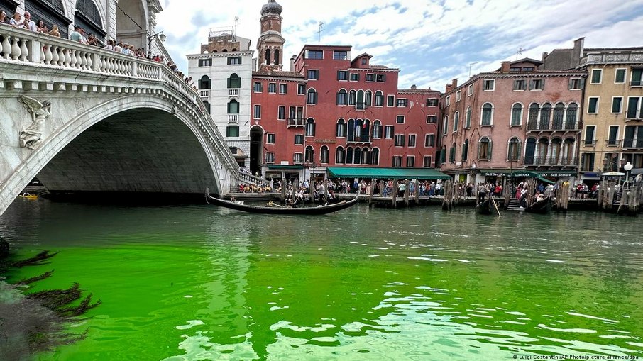 Canal foi tingido de verde em protesto Canal foi tingido de verde em protesto