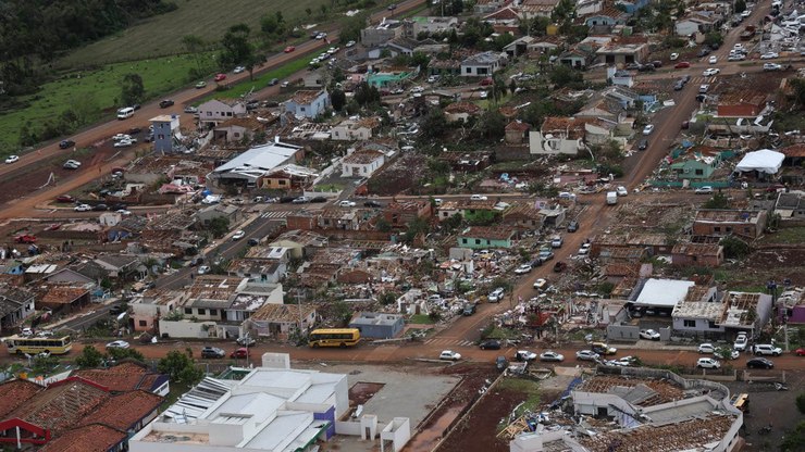 Após tornado, governo vai enviar ajuda humanitária ao Paraná