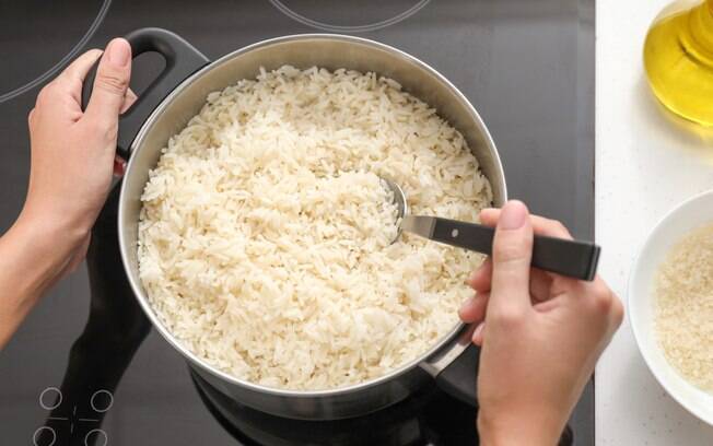 O segredo de como fazer arroz soltinho e sem empapar está na quantidade de água e no tempo de refogar