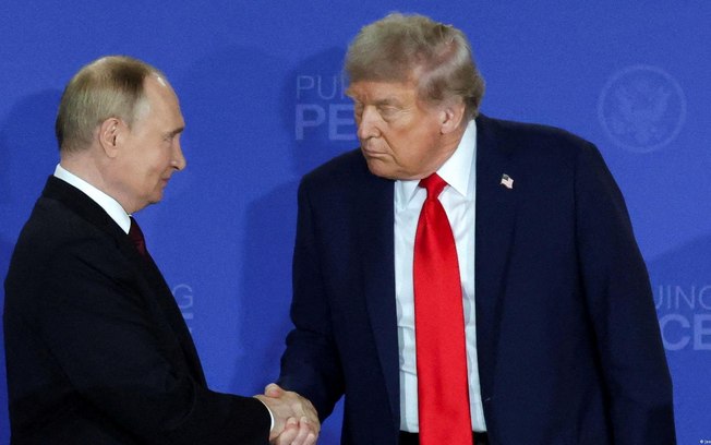 Vladimir Putin e Donald Trump se reuniram no Alasca em agosto de 2025 Vladimir Putin e Donald Trump se reuniram no Alasca em agosto de 2025
