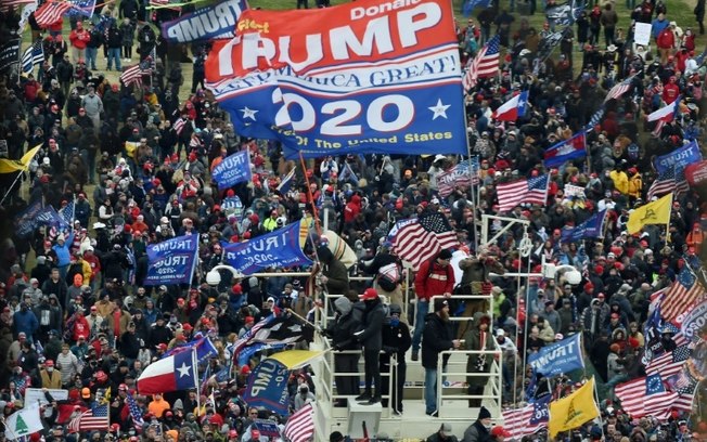 Alguns simpatizantes do então presidente Donald Trump tremularam bandeiras 