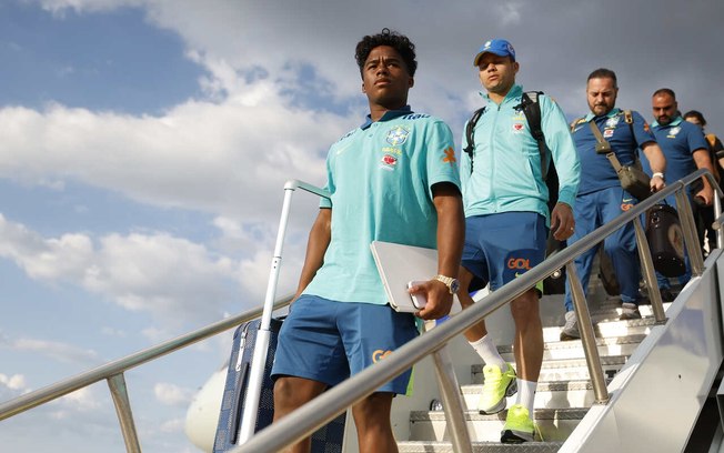 Endrick durante o desembarque da Seleção em Orlando