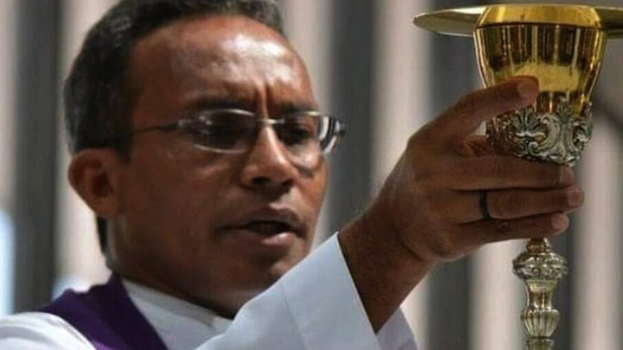 Padre exorcista afastado de Arquidiocese tem dívida de R$ 1 milhão