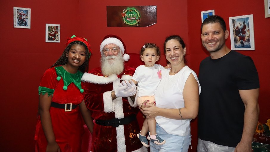 Papai Noel possa para foto após no Natal Encantado 2024 