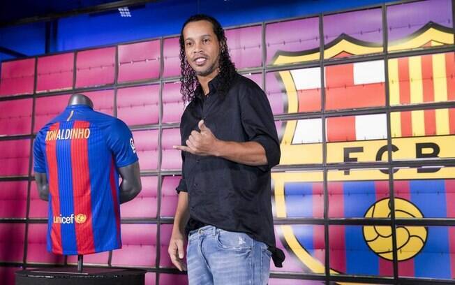 Ronaldinho Gaúcho recebeu homenagem por história no Barcelona