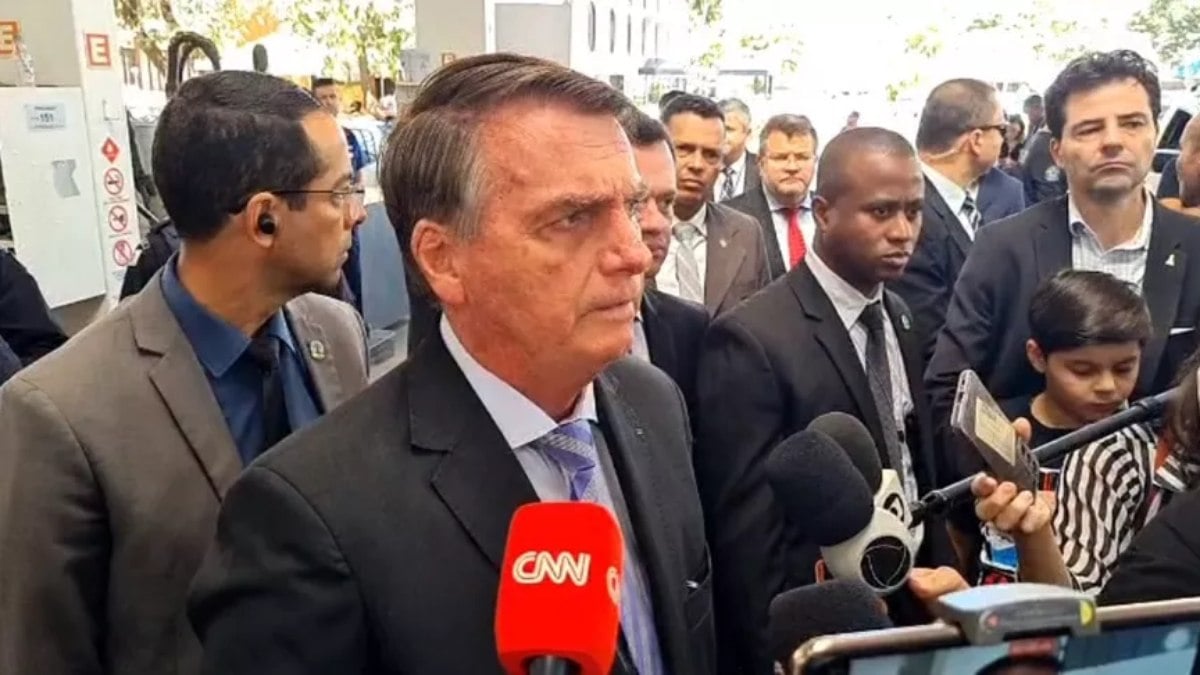 O presidente Jair Bolsonaro, durante visita a posto de gasolina