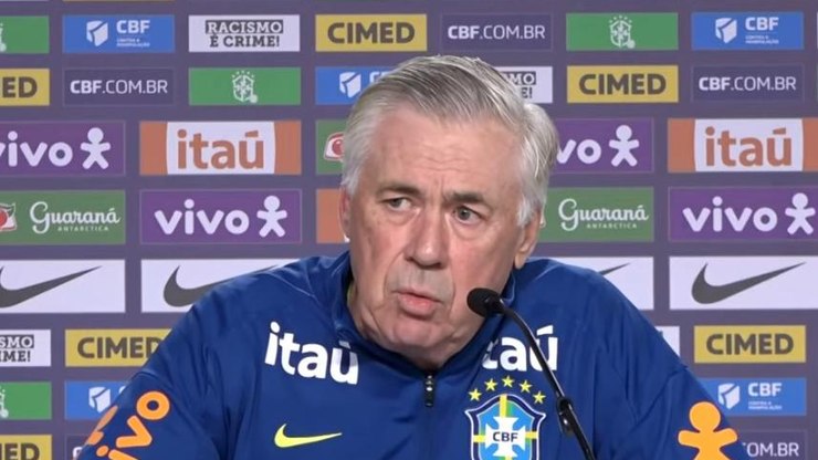 Ancelotti quer 'futebol moderno' e cobra: 'Jogar para a equipe'
