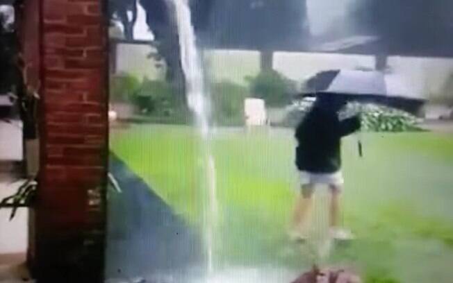 A criança, que brincava com um guarda-chuva durante uma tempestade, sobreviveu após ser atingido pelo raio