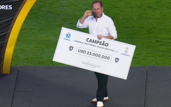 John Textor com o cheque da premiação pela conquista da Libertadores