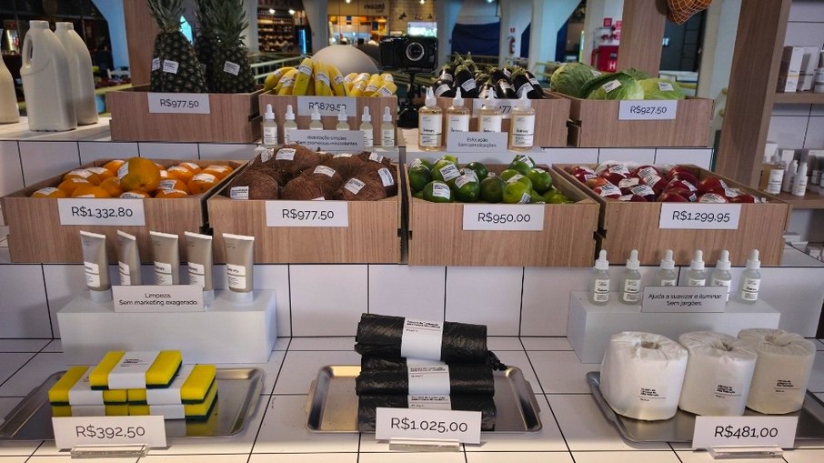 Instalação de The Ordinary questiona excessos do mercado Instalação de The Ordinary questiona excessos do mercado