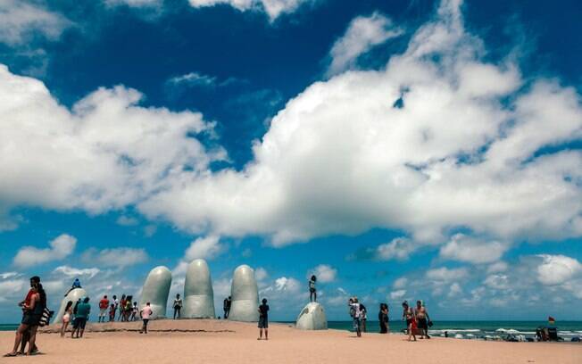 Monumento 'Las Manos' que leva muitos turistas a Punta Del Este, no Uruguai
