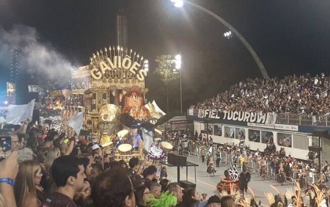 Com desfile repleto de emoções, Gaviões da Fiel aborda a desigualdade social brasileira