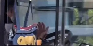 Motorista de ônibus é suspenso após dirigir sem as mãos