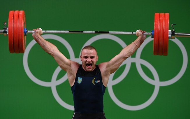 O ucraniano Oleksandr Pielieshenko compete durante a prova de levantamento de peso masculino até 85 kg durante os Jogos Olímpicos Rio 2016, no Rio de Janeiro, em 12 de agosto de 2016.