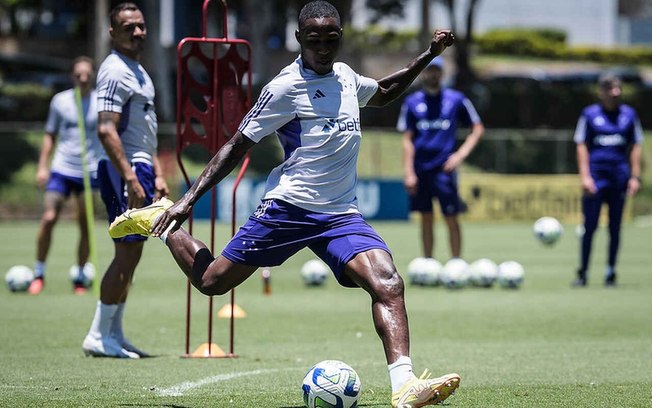 João Pedro voltará a ser opção para o técnico Larcamón 