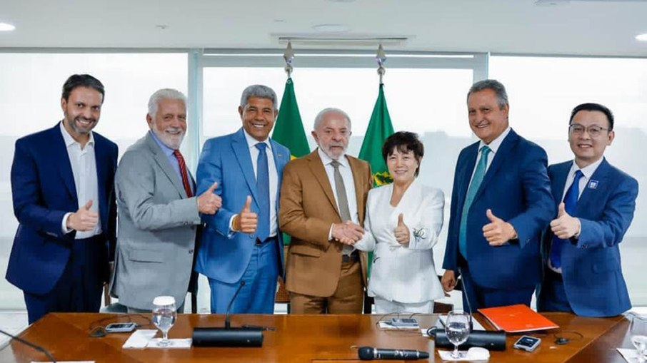 vice-presidente sênior da BYD Brasil, Alexandre Baldy, senador Jaques Wagner, governador da Bahia, Jerônimo Rodrigues, presidente Luiz Inácio Lula da Silva, vice-presidente executiva da BYD Stella Li, ministro da Casa Civil, Rui Costa, e presidente da BYD Brasil, Tyler Li