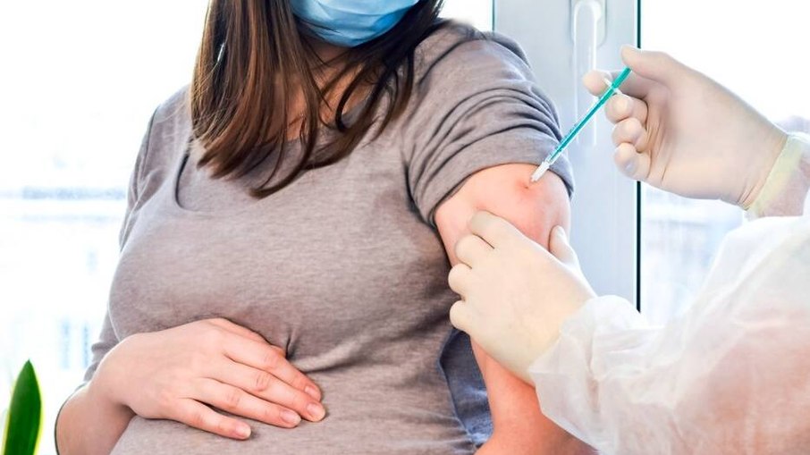 Atraso da vacina contra a Covid-19 no Brasil impulsionou aumento de mortes maternas