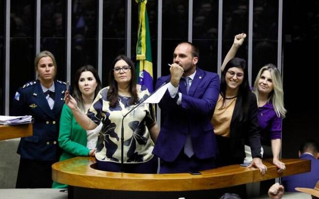 Eduardo Bolsonaro manda banana para deputadas que defenderam jornalista da Folha