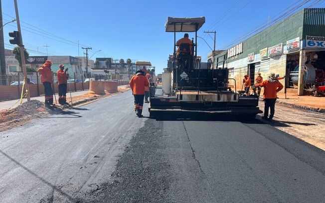 Em 36 horas, asfalto chega a trecho abandonado por empreiteira na Hélio Prates