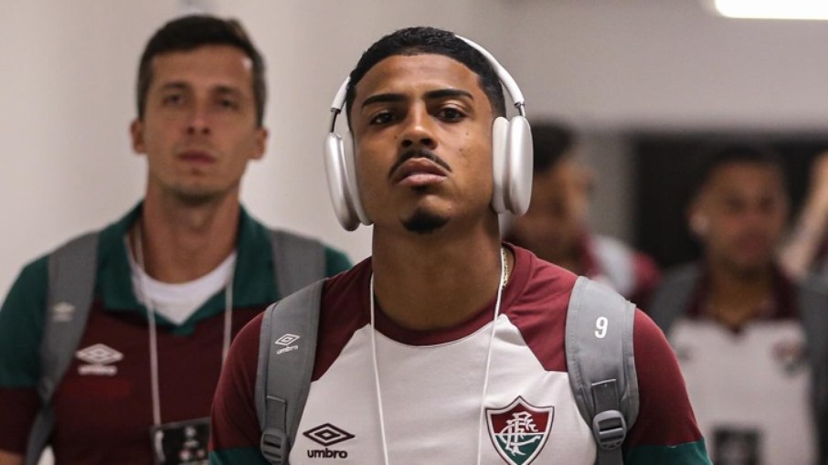Fluminense afasta John Kennedy e outros 3 jogadores por indisciplina