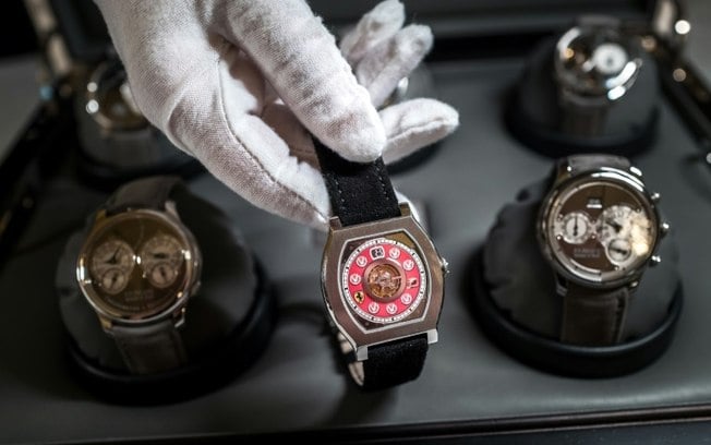 Um relógio Vagabondage da marca F.P. Journe pertencente ao lendário piloto alemão Michael Schumacher exposto em uma casa de leilões de Genebra, na Suíça, em 9 de maio de 2024