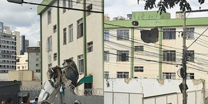 Avião de pequeno porte atinge prédio e deixa 2 mortos em BH