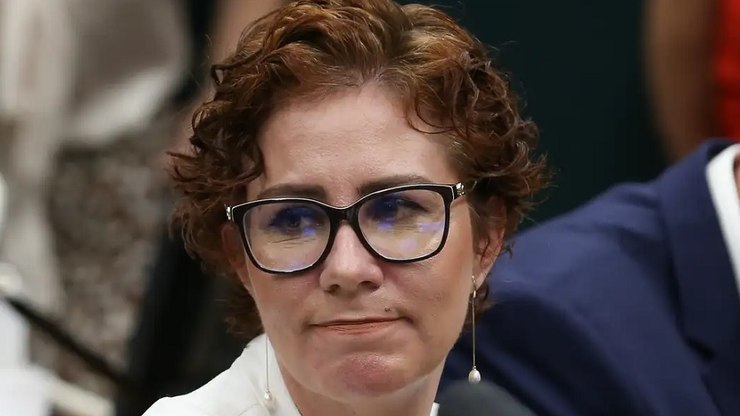 Mesmo foragida, Carla Zambelli mantém apartamento funcional da Câmara dos Deputados